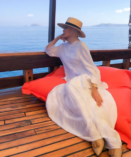 Tujuh Inspirasi OOTD Hijab Pakai Topi ala Okky Asokawati